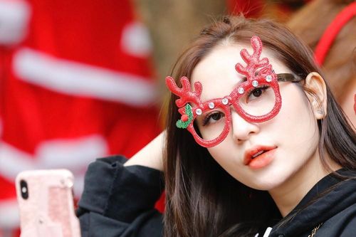 Ngắm các bạn trẻ rạng rỡ chơi Noel sớm trên phố Hàng Mã