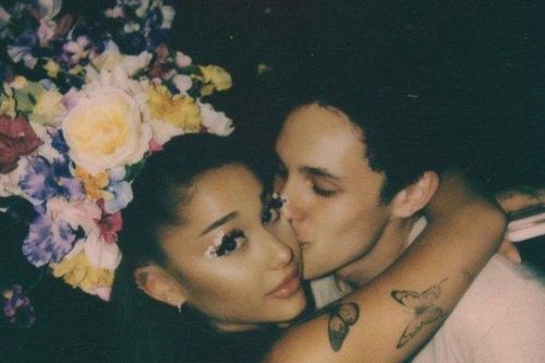 Nữ ca sĩ Ariana Grande bất ngờ đính hôn với bạn trai đại gia kém tuổi