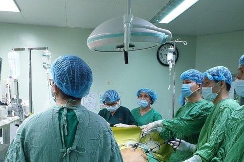 Phối hợp phẫu thuật cứu bệnh nhân viêm ruột thừa, suy tim nặng