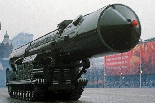 Dùng 'tên lửa mô hình' để diễu hành, Nga dọa Mỹ 'khiếp vía'