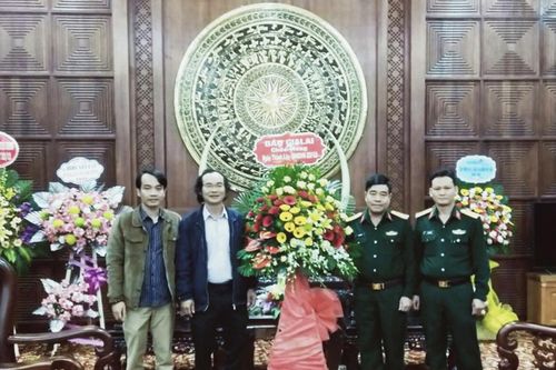 Báo Gia Lai thăm, chúc mừng các đơn vị quân đội