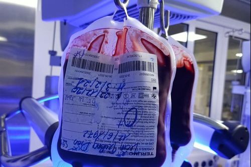 Bác sĩ hiến máu cứu bé sơ sinh một ngày tuổi