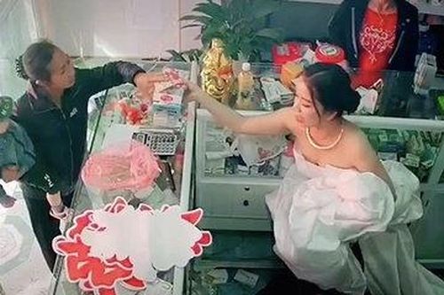 Hành động kỳ lạ trước khi lên xe hoa của cô dâu gây bão
