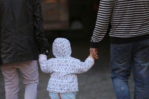 Vợ chồng trẻ ly hôn vì tranh nhau để con mang họ mình