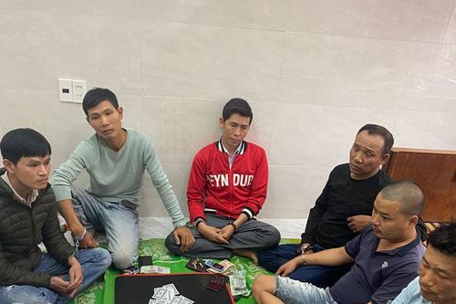 Tạm giữ hình sự 6 thanh niên 'sát phạt' đỏ đen tại nhà