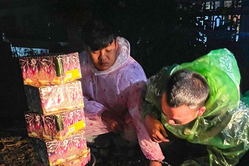 Bắt quả tang 2 thanh niên vận chuyển 8kg pháo nổ trái phép