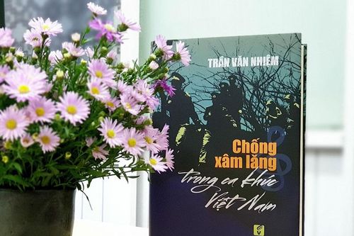 Cuốn sách công phu về những ca khúc một thời hoa lửa