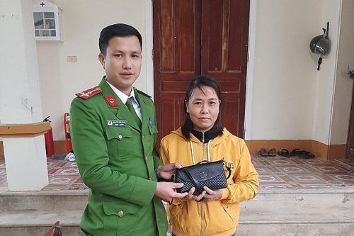 Người phụ nữ nhận lại túi xách có 16 triệu đồng treo nhầm lên xe người khác