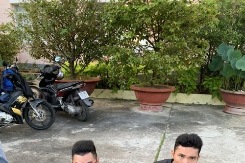 Bắt 02 đối tượng sử dụng xe biển số giả vận chuyển thuốc lá lậu