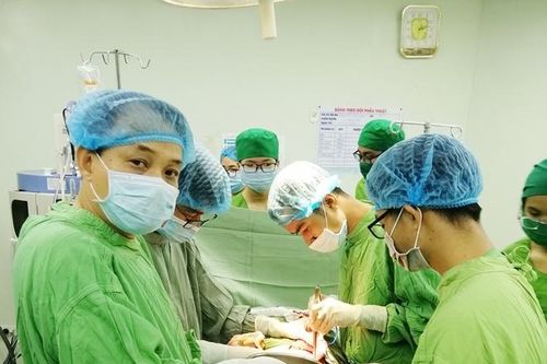 Tai nạn bất ngờ lúc đang tắm, người đàn ông bị cây gỗ dài 1,5 mét đâm xuyên bụng