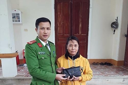 Công an xã trao trả tài sản cho công dân