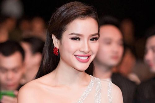 Thời trang sexy 'nghẹt thở' của mỹ nhân được ví 'bom sex' Vbiz