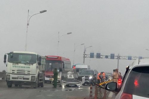 Nữ tài xế tông vào dải phân cách, ô tô lật ngửa trên cầu Vĩnh Tuy