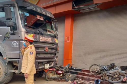 Xe ben nổ lốp đâm liên hoàn 3 xe máy, một người bị cuốn vào gầm