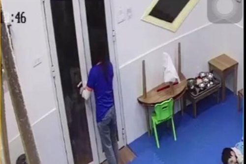 Hà Nội đình chỉ cơ sở mầm non có cô giáo nhốt trẻ ngoài trời rét
