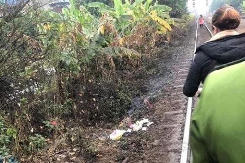 Phát hiện thi thể bé trai đang phân hủy gần đường ray