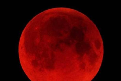 Vì sao khi nguyệt thực toàn phần thì Mặt Trăng lại đỏ và lớn khác thường?