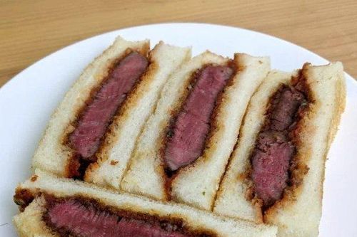 Điều đặc biệt trong chiếc bánh sandwich nhỏ xíu giá gần 2 triệu đồng