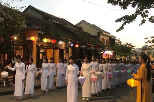 Thắp sáng phố cổ, thức giấc Hội An