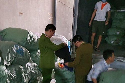 Thu giữ hàng tấn quần áo 'sida' chuẩn bị tuồn ra thị trường