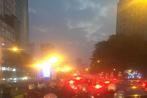 Chật vật lưu thông qua khu vực thi công hầm chui Lê Văn Lương