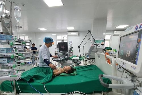 Bé gái nguy kịch vì uống nhầm thuốc diệt chuột