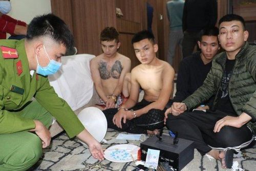 Cận cảnh nhóm nam thanh nữ tú thuê khách sạn hạng sang để 'bay'