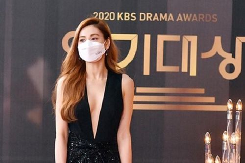 Dàn mỹ nhân đeo khẩu trang trên thảm đỏ KBS Drama Awards 2020