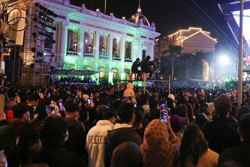 Hàng nghìn người đổ về hồ Gươm đón năm mới 2021