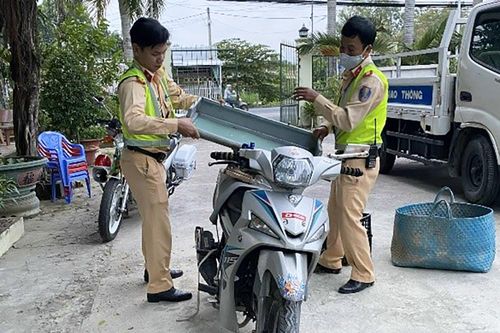 Chở cần sa gặp công an quăng xe bỏ chạy