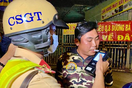 CSGT TP.HCM đo nồng độ cồn xuyên đêm, phạt nhiều người vi phạm