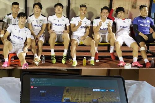 HLV Kiatisak ra mắt cùng Công Phượng