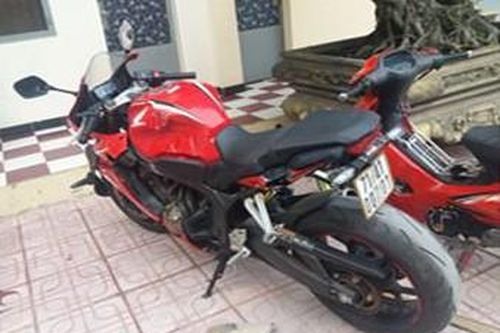 Ghét tiếng bô xe, hai thợ hồ đập hỏng mô tô phân khối lớn