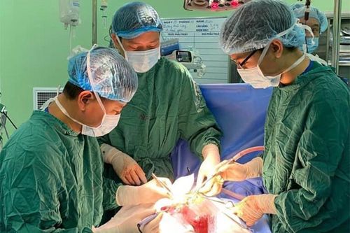 3 giờ 'nín thở', phẫu thuật cho bé trai 14 ngày tuổi bị u máu trong gan
