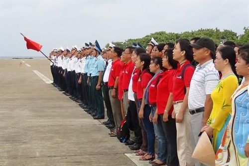 Cờ Tổ quốc tung bay trên cột mốc chủ quyền ngày đầu năm mới