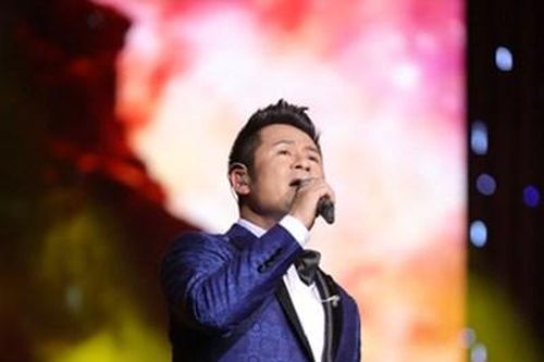 Ca sĩ Bằng Kiều chinh phục khán giả bằng live concert 'Chuyện lạ'