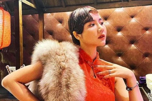 Phan Minh Huyền và Thùy Anh hóa trang thành cô gái thập niên 90