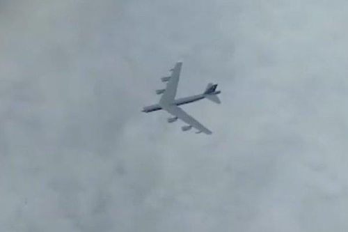 Clip:Bất ngờ bị Su-30 Nga 'trói' từ xa,oanh tạc cơ B-52 Mỹ 'chết đứng'