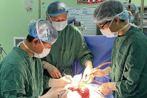 Bác sĩ toát mồ hôi cắt bỏ khối u máu khổng lồ ở gan bé trai mới 14 ngày tuổi