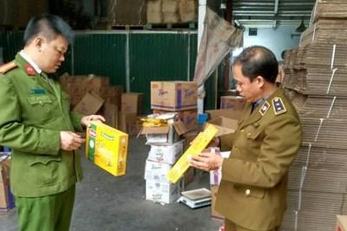 Bắt quả tang cơ sở 'phù phép' 3 tấn bánh quy hết hạn thành hàng mới để bán dịp Tết