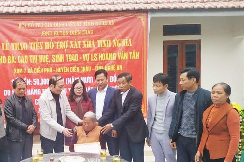 Trao 100 triệu đồng hỗ trợ xây nhà tình nghĩa cho thân nhân liệt sỹ ở huyện Diễn Châu