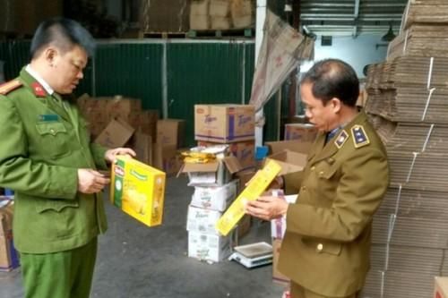 Hà Nội: Phát hiện cơ sở chế biến đang 'tân trang' hơn 3 tấn bánh quy hết hạn sử dụng