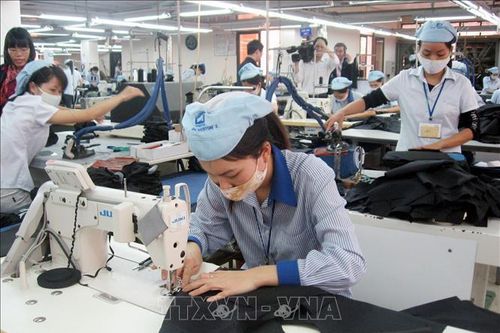 Thi đua yêu nước gắn với chăm lo, bảo vệ quyền và lợi ích của người lao động