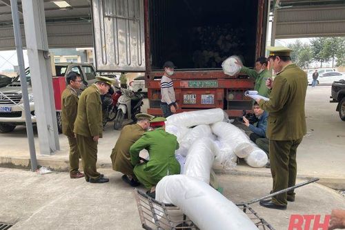 Bắt giữ ô tô vận chuyển hàng hóa nghi nhập lậu với số lượng lớn