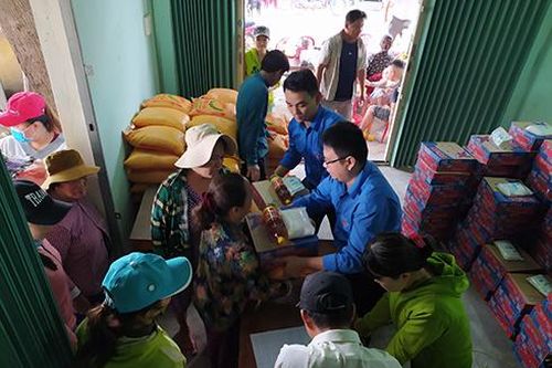 Trao 300 phần quà Tết cho ngư dân gặp khó khăn xã Ninh Phước