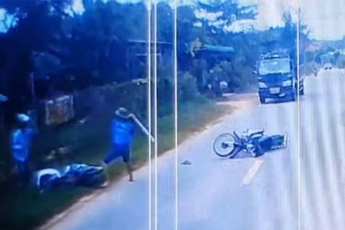 Clip: Sau va chạm giao thông, dùng gậy 'phang' nhau giữa đường