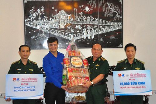 Bí thư Trung ương đoàn tặng quà chiến sĩ biên giới