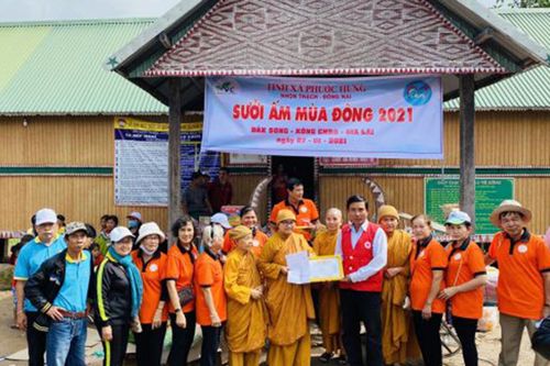 Kông Chro: Tặng trên 300 suất quà cho người nghèo và học sinh khó khăn