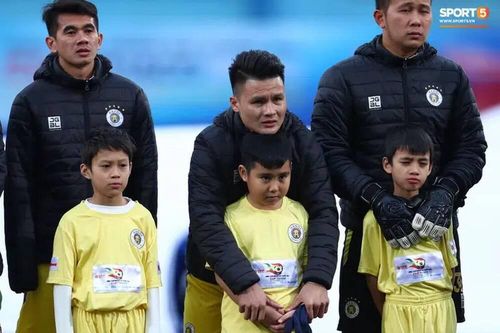 Cầu thủ áo phao, các em nhỏ phong phanh giữa thời tiết 10 độ C trong Siêu Cúp Quốc gia