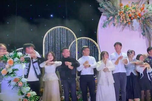 Dàn cầu thủ quẩy cực sung trong đám cưới Bùi Tiến Dũng, Quang Hải - Xuân Trường suýt ngã nhào